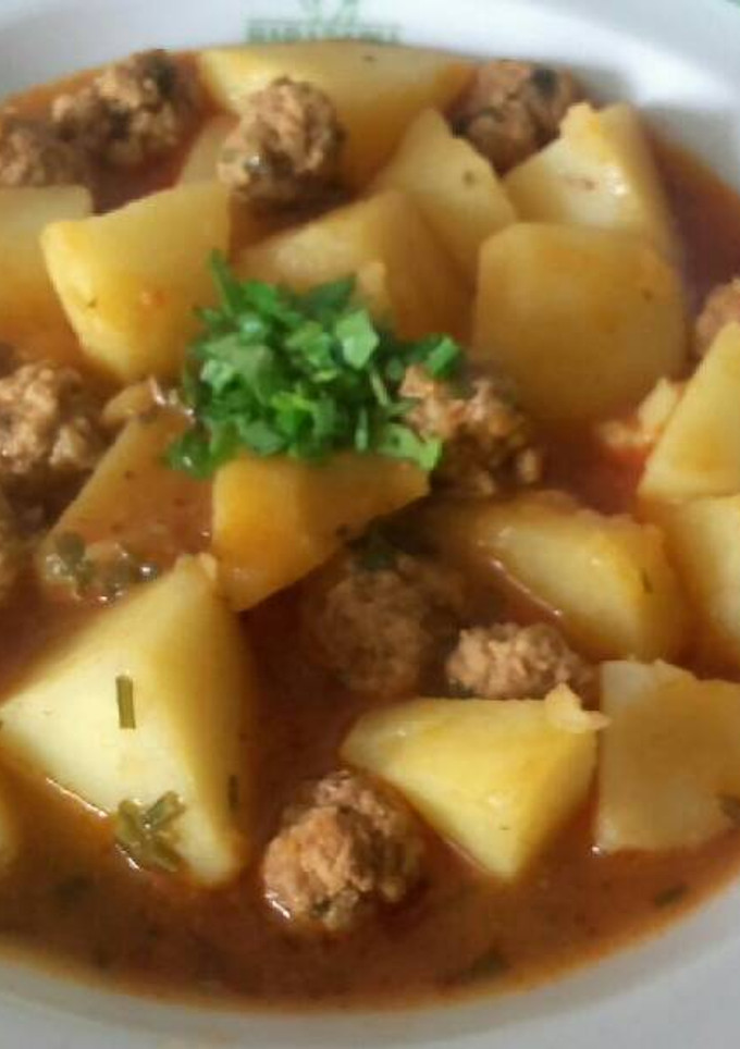 Una foto de Patatas con albóndigas (receta fácil y deliciosa)