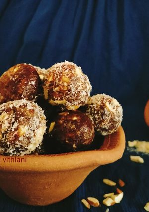 ખજૂર બોલ્સ (Khajoor balls Recipe in Gujarati) રેસીપી મુખ્ય ફોટો