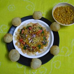 A picture of Mutter masala puri.