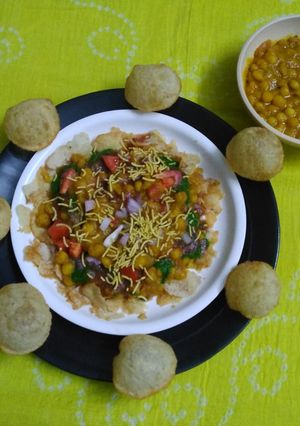 A picture of Mutter masala puri.