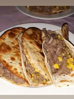Una foto de Tacos de carne y verduras