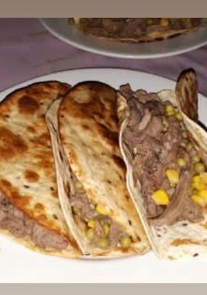 Una foto de Tacos de carne y verduras