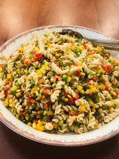 Una foto de Ensalada de espirales y pimientos