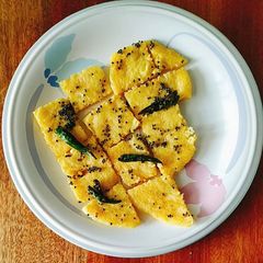 A picture of Khaman Dhokla.
