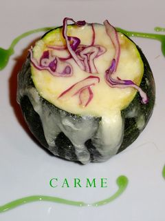 Una foto de Calabacín relleno de setas y huevo revuelto