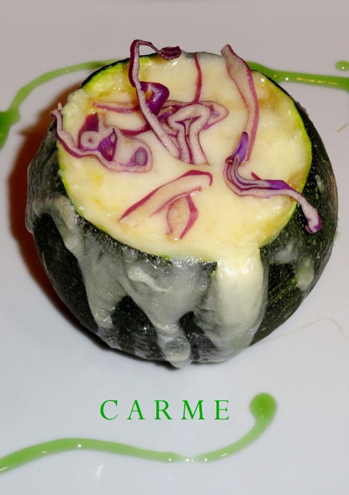 Una foto de Calabacín relleno de setas y huevo revuelto