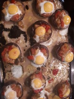 Una foto de Champiñones rellenos de pisto y huevo de codorniz