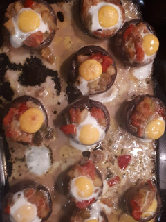 Una foto de Champiñones rellenos de pisto y huevo de codorniz