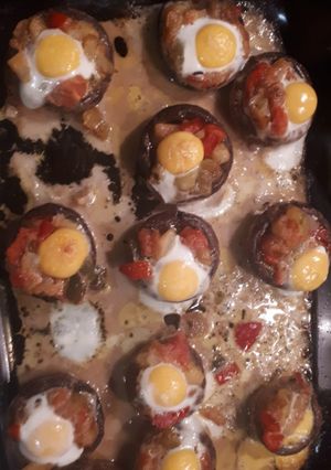 Una foto de Champiñones rellenos de pisto y huevo de codorniz