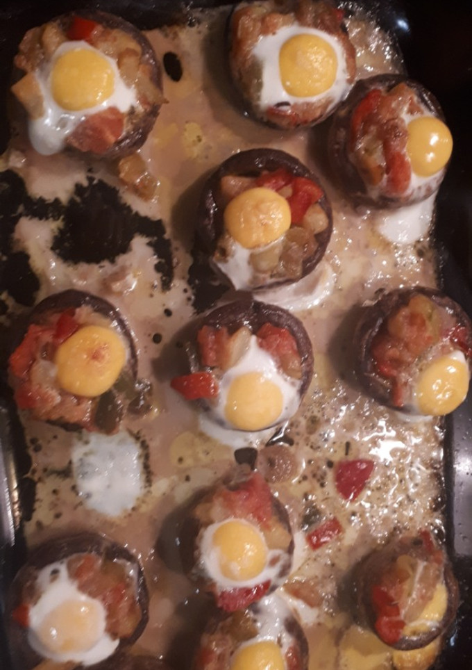 Una foto de Champiñones rellenos de pisto y huevo de codorniz
