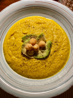 Foto di Vellutata di carote, ceci e curcuma con avocado