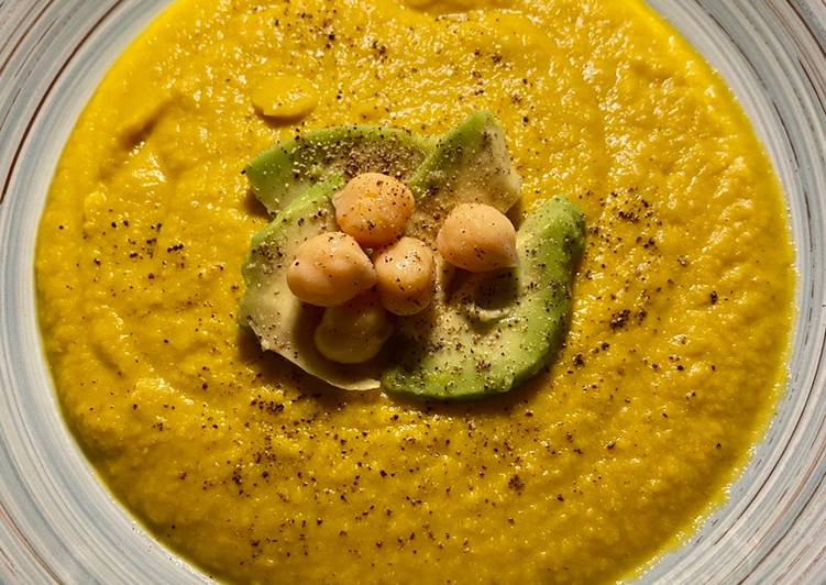 Vellutata di carote, ceci e curcuma con avocado