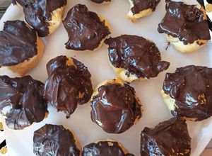 Una foto de Bombas rellenas de dulce de leche, bañadas con chocolate