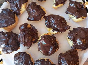 Una foto de Bombas rellenas de dulce de leche, bañadas con chocolate