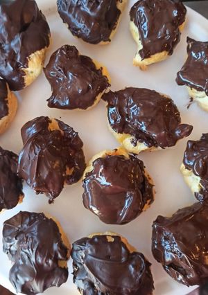 Una foto de Bombas rellenas de dulce de leche, bañadas con chocolate