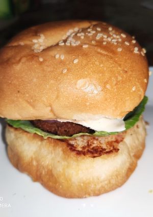 वेज बर्गर (Veg burger recipe in hindi) रेसिपी मुख्य फोटो