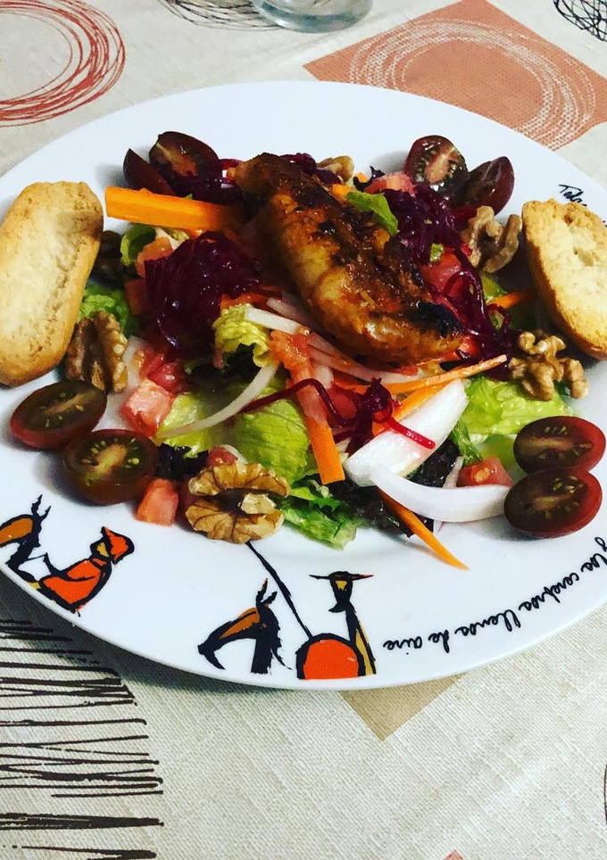 Una foto de Ensalada templada con rape adobado