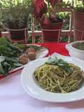 Espaguetis con salsa pesto casera