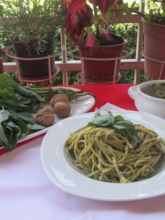 Una foto de Espaguetis con salsa pesto casera