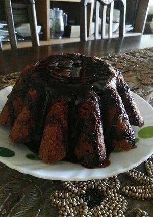 صورة لوصفة كيكة رخامية... مزينة بصوص الشوكلاتة