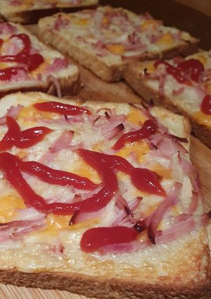 O poză a rețetei Pizza pe felii de pâine.