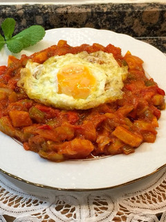 Foto principal de Pisto con patatas y huevo