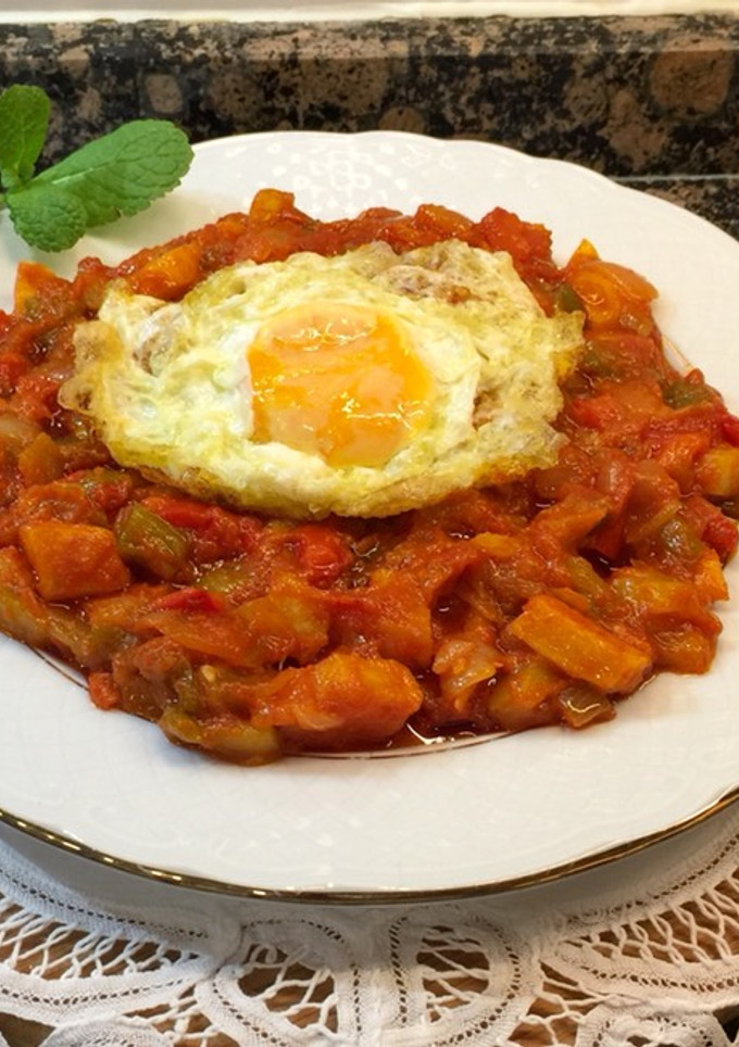 Una foto de Pisto con patatas y huevo