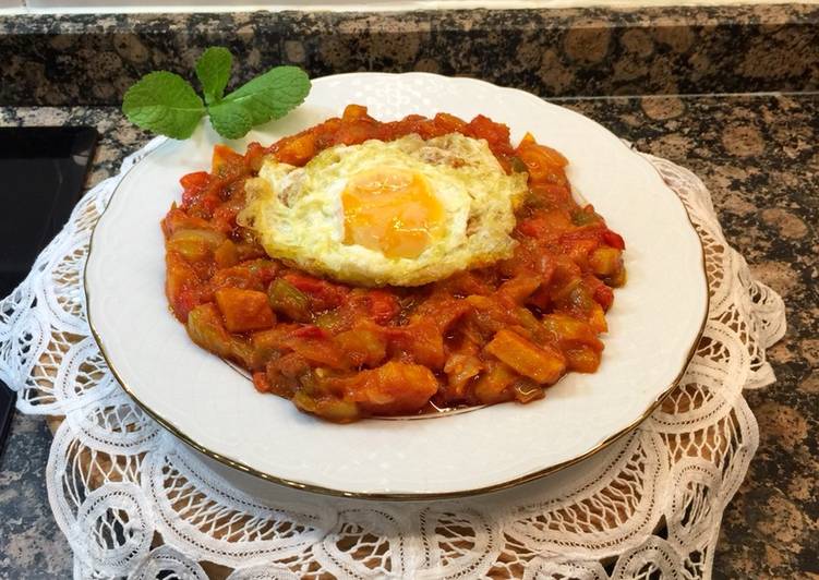 Pisto con patatas y huevo