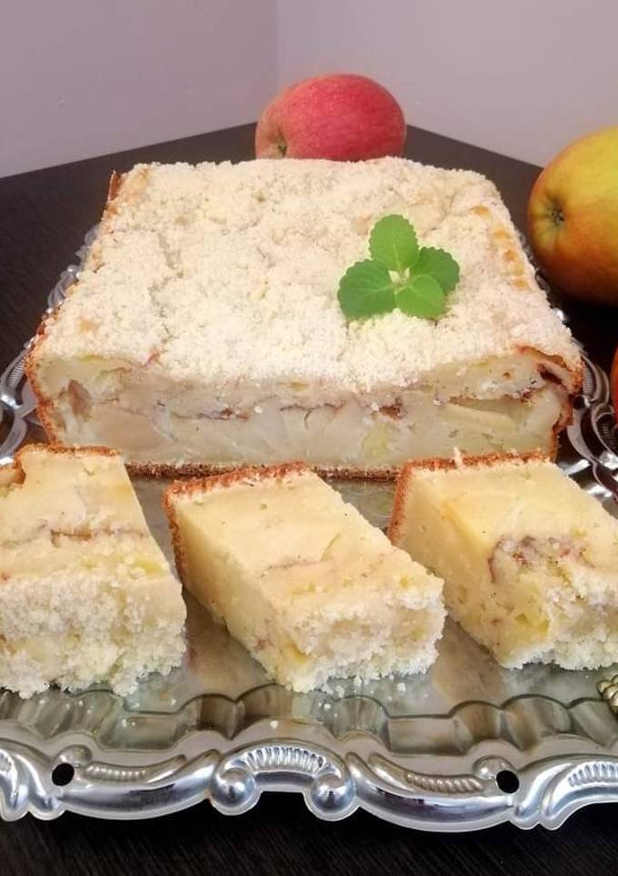 Сирна шарлотка з яблуками