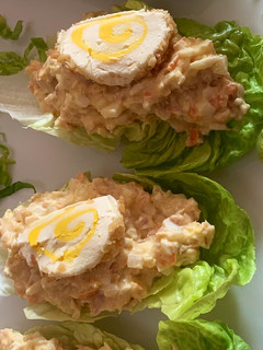 Una foto de Cogollos con ensaladilla y rulo de queso de piña y almendra