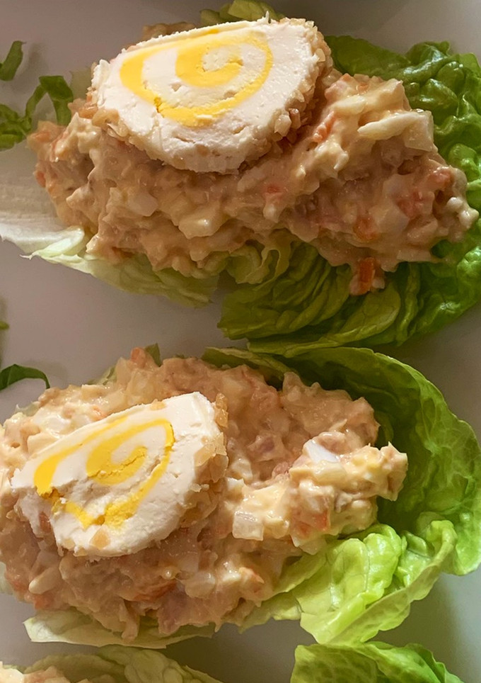 Una foto de Cogollos con ensaladilla y rulo de queso de piña y almendra