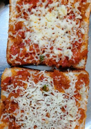 A picture of Cheese onion tomato Toast.