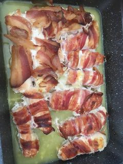 Sajtkrémmel töltött, baconbe göngyölt csirkemell recept fotója
