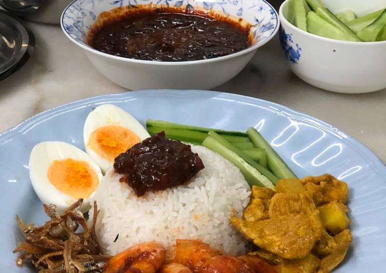 Tasty And Delicious of Nasi Lemak with Curry Chicken