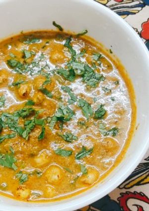A picture of Khoya,matar, makhana curry.
