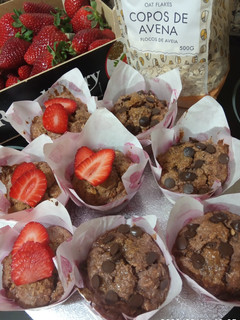 Una foto de Muffins integrales de fresas naturales, avena y yogurt