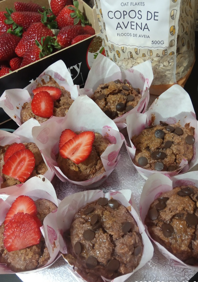 Una foto de Muffins integrales de fresas naturales, avena y yogurt