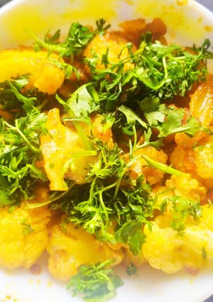 फुलकोबीची भाजी (foolkobichi bhaji recipe in marathi) रेसिपी चे मुख्य फोटो