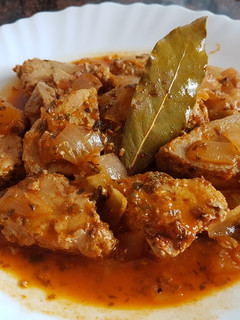 Una foto de Atún fresco en salsa de vino