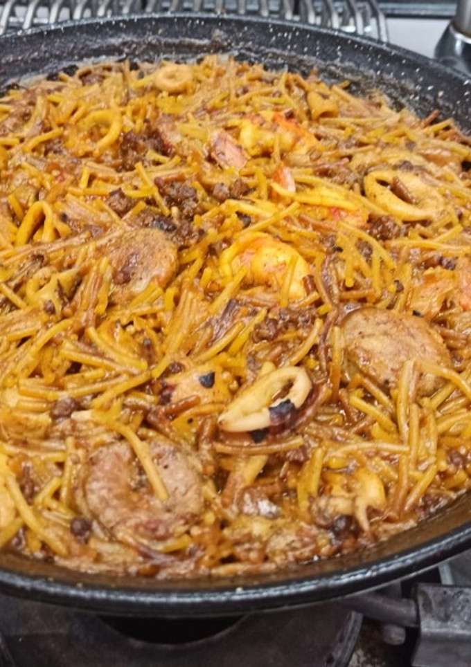Una foto de Fideuá valenciana