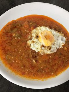 Una foto de Huevo frito con pisto de verduras