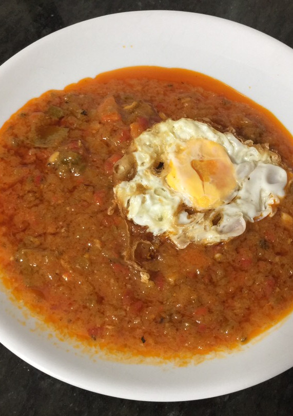 Una foto de Huevo frito con pisto de verduras