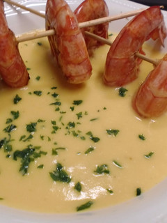 Una foto de Crema de calabaza con langostinos