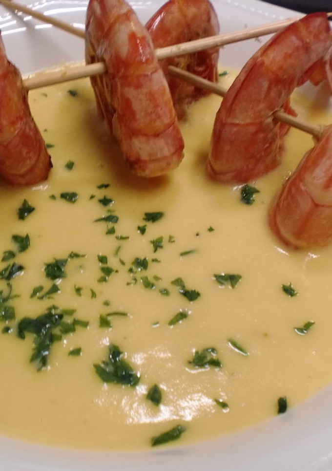Una foto de Crema de calabaza con langostinos