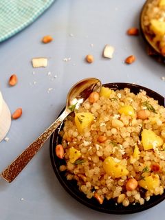 साबुदाणा खिचडी (sabudana khichdi recipe in marathi) रेसिपी चे मुख्य फोटो