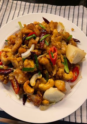 A picture of Crispy Chicken with Cashew Nuts.
