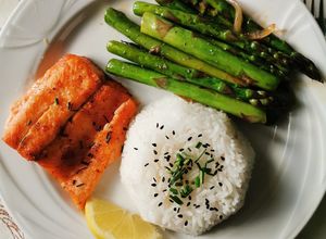 Hình của món Cá hồi nướng, măng tây xào tỏi.