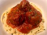 Espaguetis con albóndigas