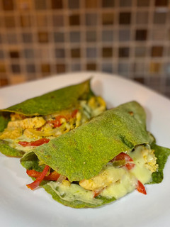 Una foto de Tacos verdes rellenos de pollo 🌮