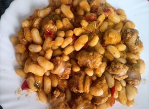 Una foto de Judía blanca, verduritas y longaniza en salsa tikka masala